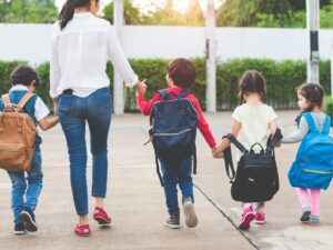 手をつないで帰る親子