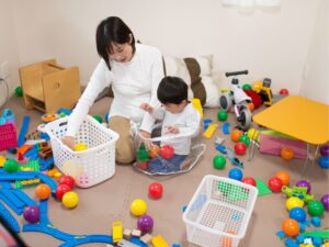 子どもと一緒に掃除する家族
