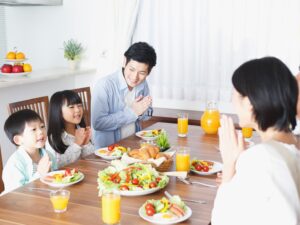 朝日を浴びて食卓を囲む親子
