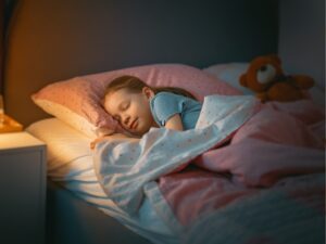 ママの腕で眠る安心した子ども